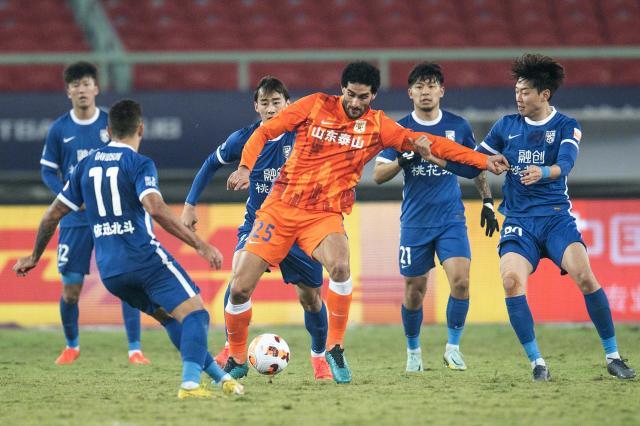 开云体育app下载入口-郝伟不提保平争胜冒险变阵就为3分 泰山：已尽全力