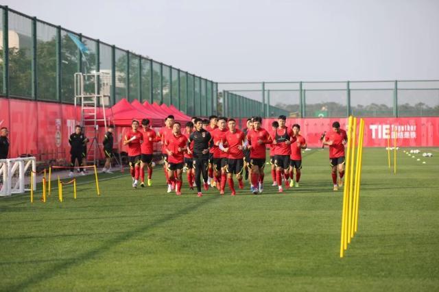 开云体育app入口-多支专业队集结海口观澜湖 体育小镇迎冬训热潮