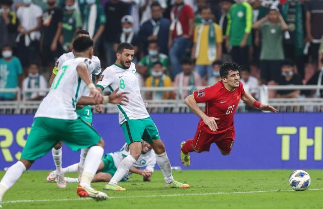 新华社：国足球员都应被一视同仁 能者上庸者下