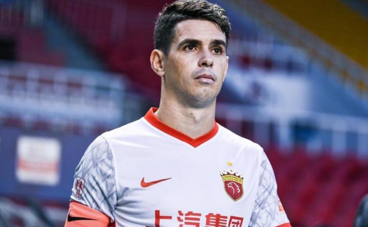 开云体育app入口-奥斯卡意外亮相上港冬训！直接跟穆斯卡特合影留念，队友点赞欢迎