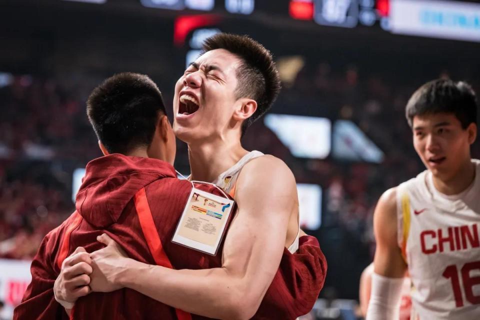 开云体育app入口-落后11分完成逆转！中国男篮两连胜，掌握主动权，首支出线队诞生